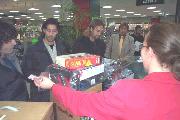 Батистута и Руй Кошта делают покупки в супермаркете